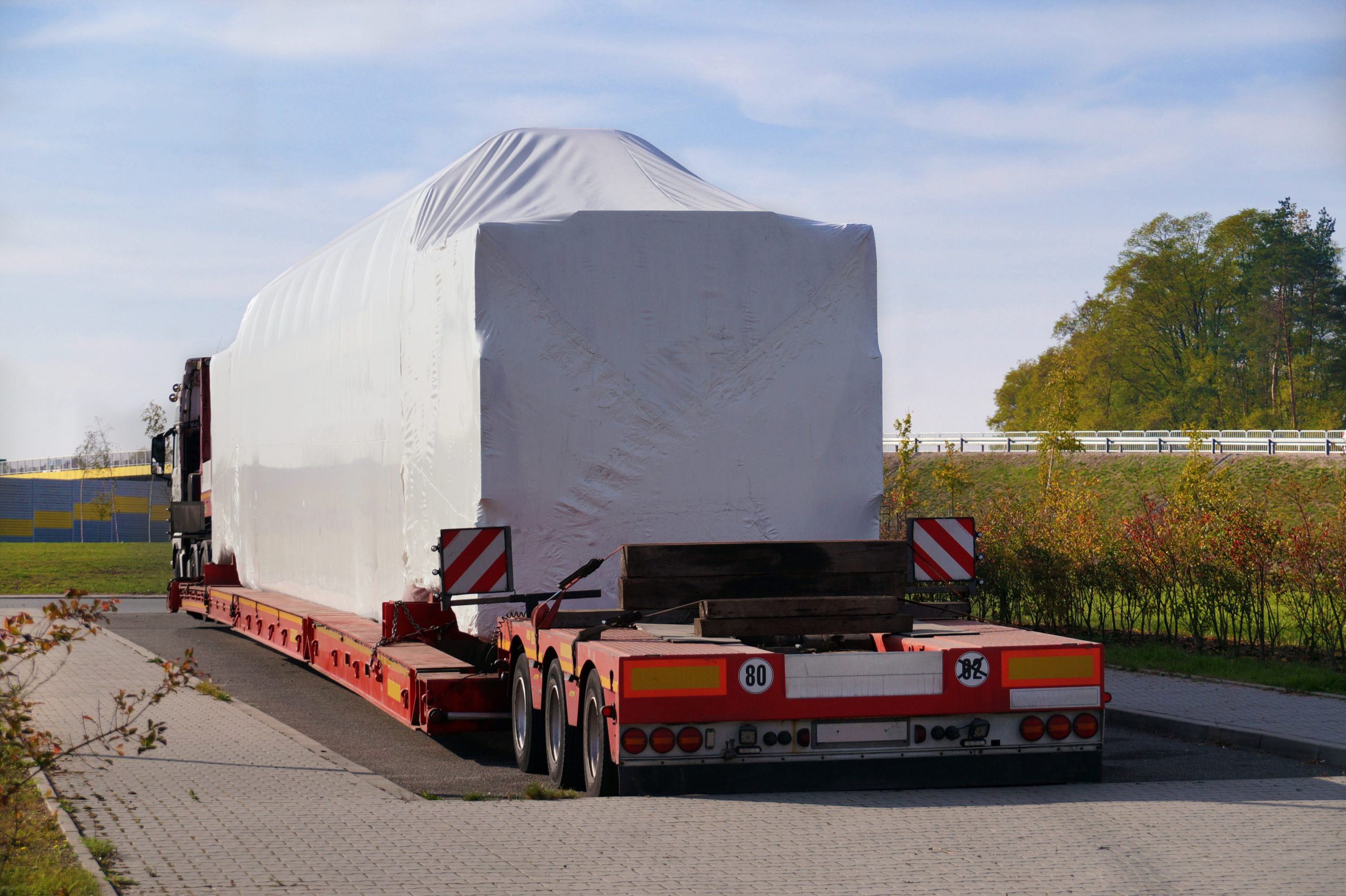 Oversize,Load.,The,Truck,During,A,Break,In,Travel.,Heavy Oversize,Load.,The,Truck,During,A,Break,In,Travel.,Heavy